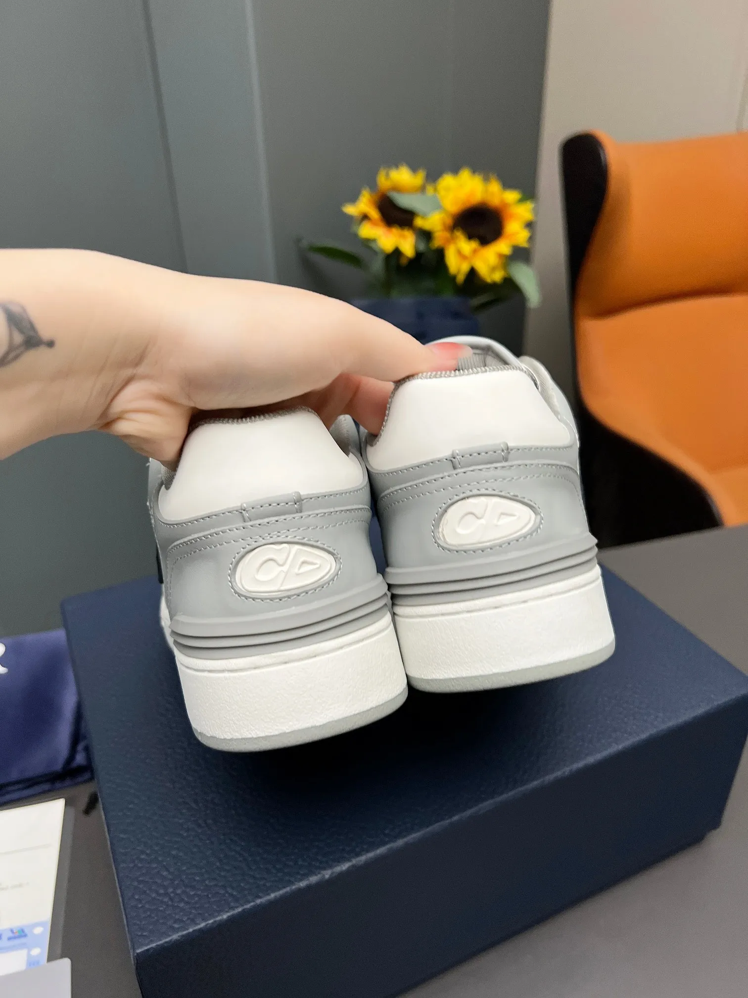 Men's Men's Shoes 💰600 Dior DiorB57 top version of low-top sneakers! ! ! Navy blue with beige smooth first-layer cowhide, fully oiled edges, T men's shoes 💰U outsole.  The 2024 autumn men's wear series has made a wonderful debut, a new classic item launched by Dior. Crafted from smooth first-grain cow leather in navy blue and beige, it's accented by a large leather heat-stamped CD logo on the sides. The distinctive laces of the same color match the color of the shoe body, and the opening and closing are decorated with various classic details on the tongue, sole and back side to enhance the style. The eyelet details, upper stitching and heel strip panels of the same color highlight the dynamic charm of its sports style. Exclusive two-color molded T men's shoes 💰U outsole is light, comfortable, non-slip and wear-resistant, the mesh lining and feet are customized with original colors, soft and breathable. Exquisite production technology highlights the grade, and can be matched with all kinds of clothing to create a refined look.